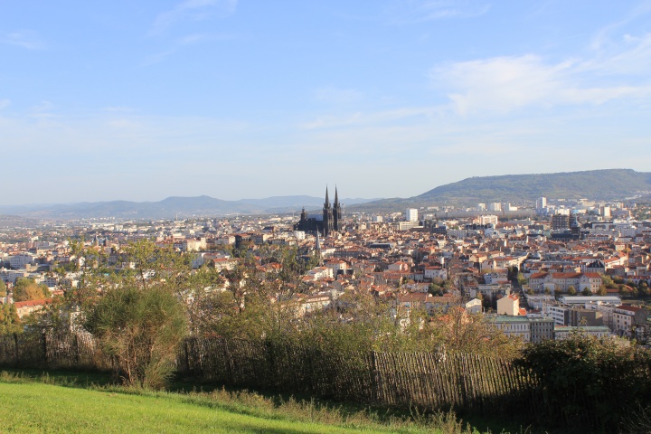 Ville de clermont ferrand vue du par montjuzet